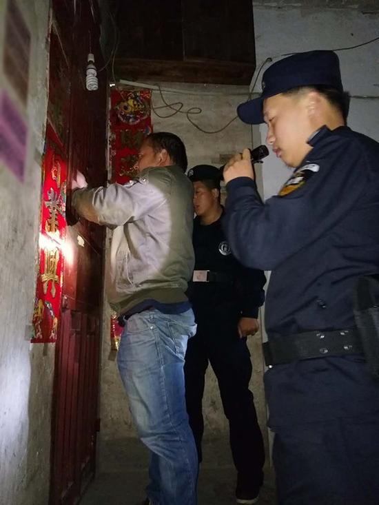 招堤粗心妈妈误将幼女锁家中 民警全城寻开锁师傅开门