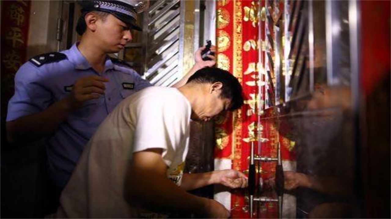 招堤请开锁师傅开了锁后，师傅为什么一般都不进门，就算主人请也不进去？